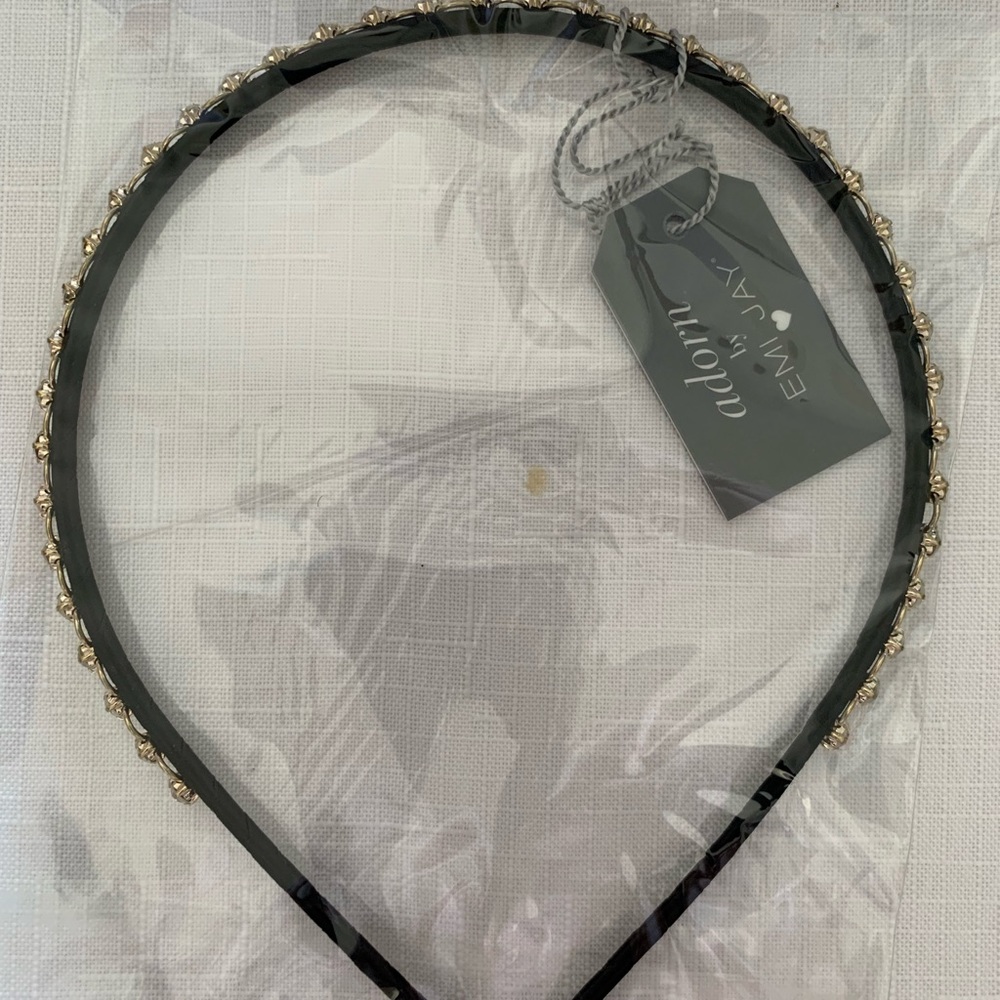 Thin Black crystal and chain design headband.